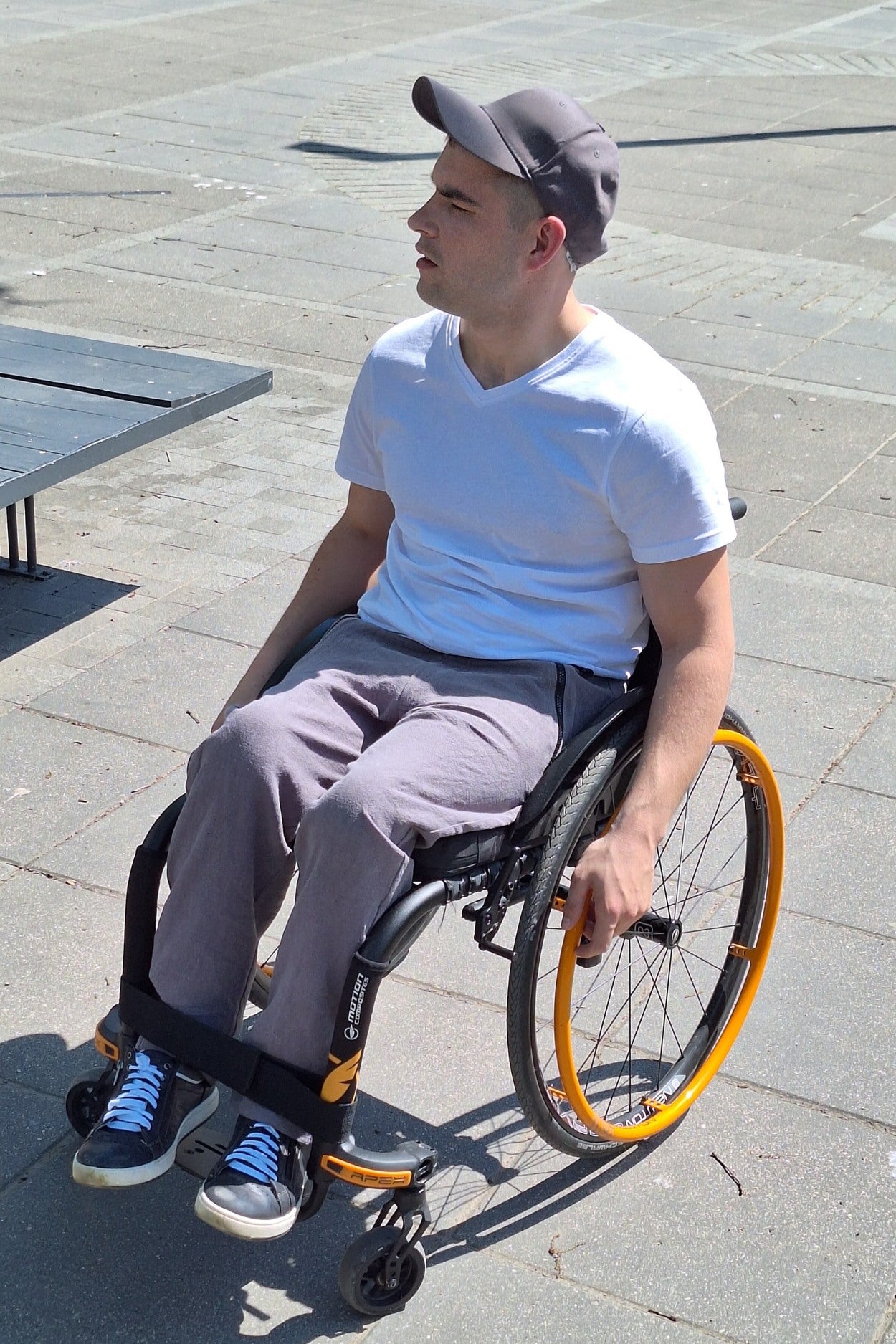 Vasaras bikses no rāmijas auduma riteņkrēsla lietotājiem