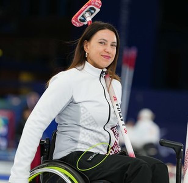 Ratiņkērlinga sportists Vilber's apģērbā