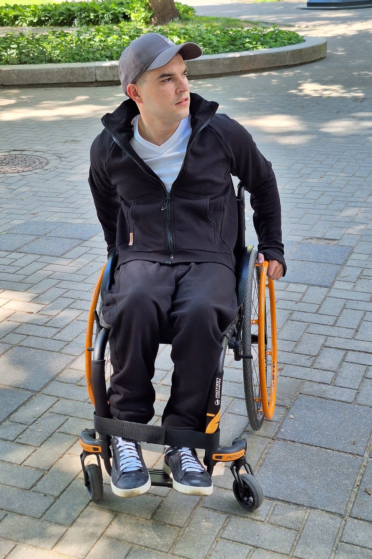 Jaka ar magnētisko rāvējslēdzēju ratiņkrēsla lietotājam