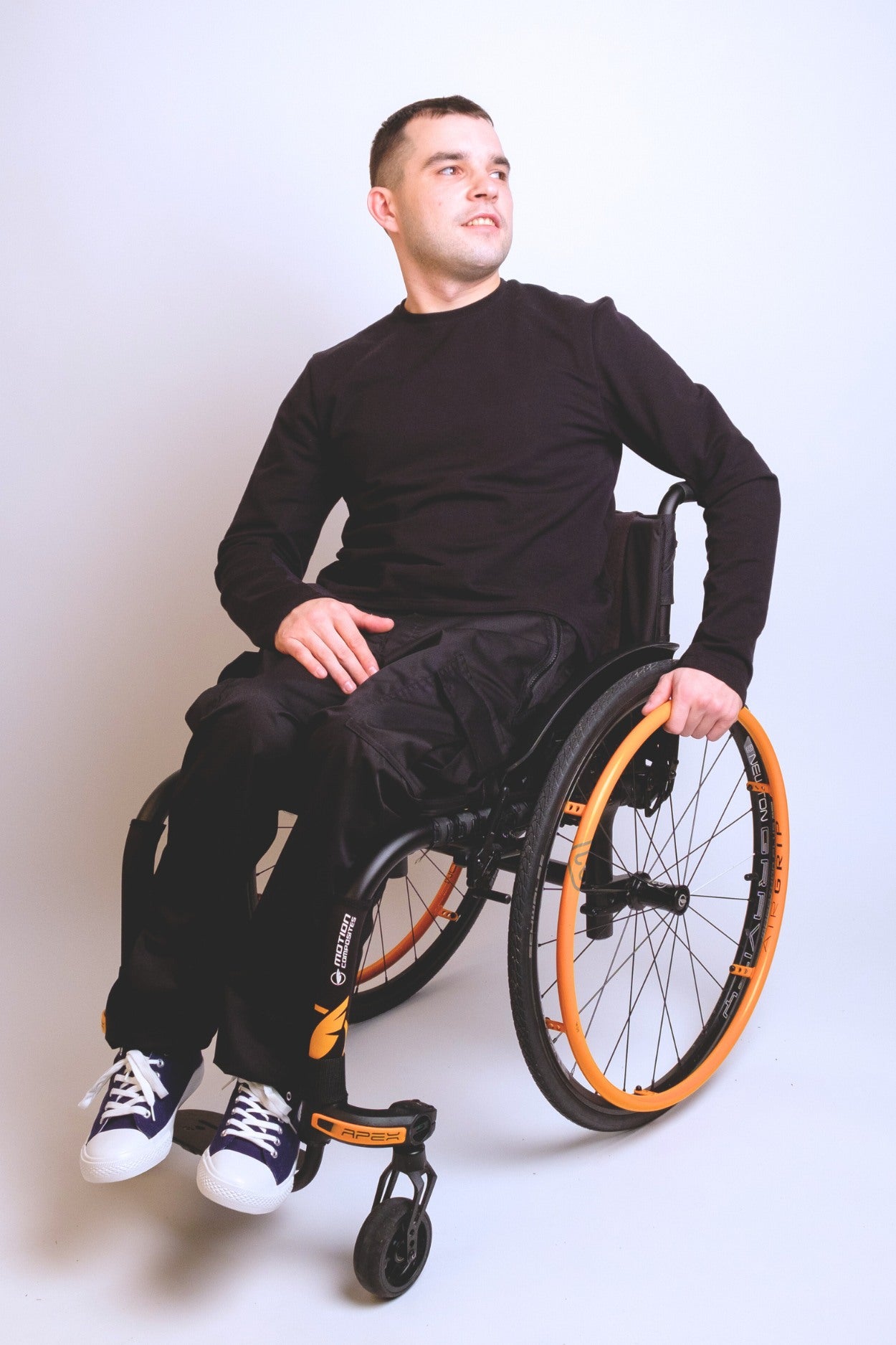 Melnas bikses bez kabatām, pielāgotas ratiņkrēslam