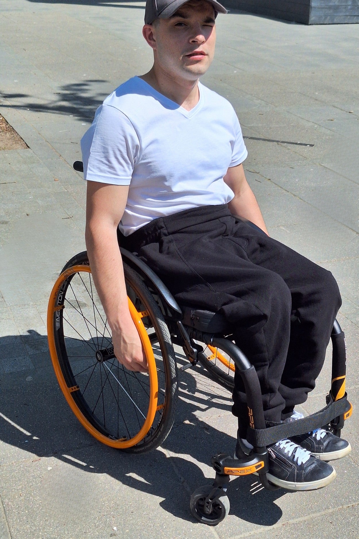 Siltas treniņbikses, piemērotas ratiņkrēslam melnas