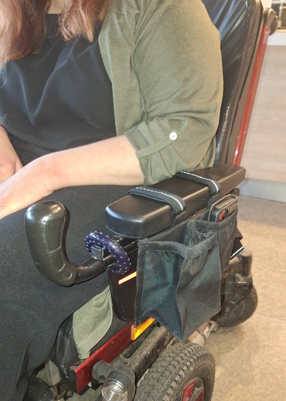 Somiņa elektriskajam ratiņkrēslam