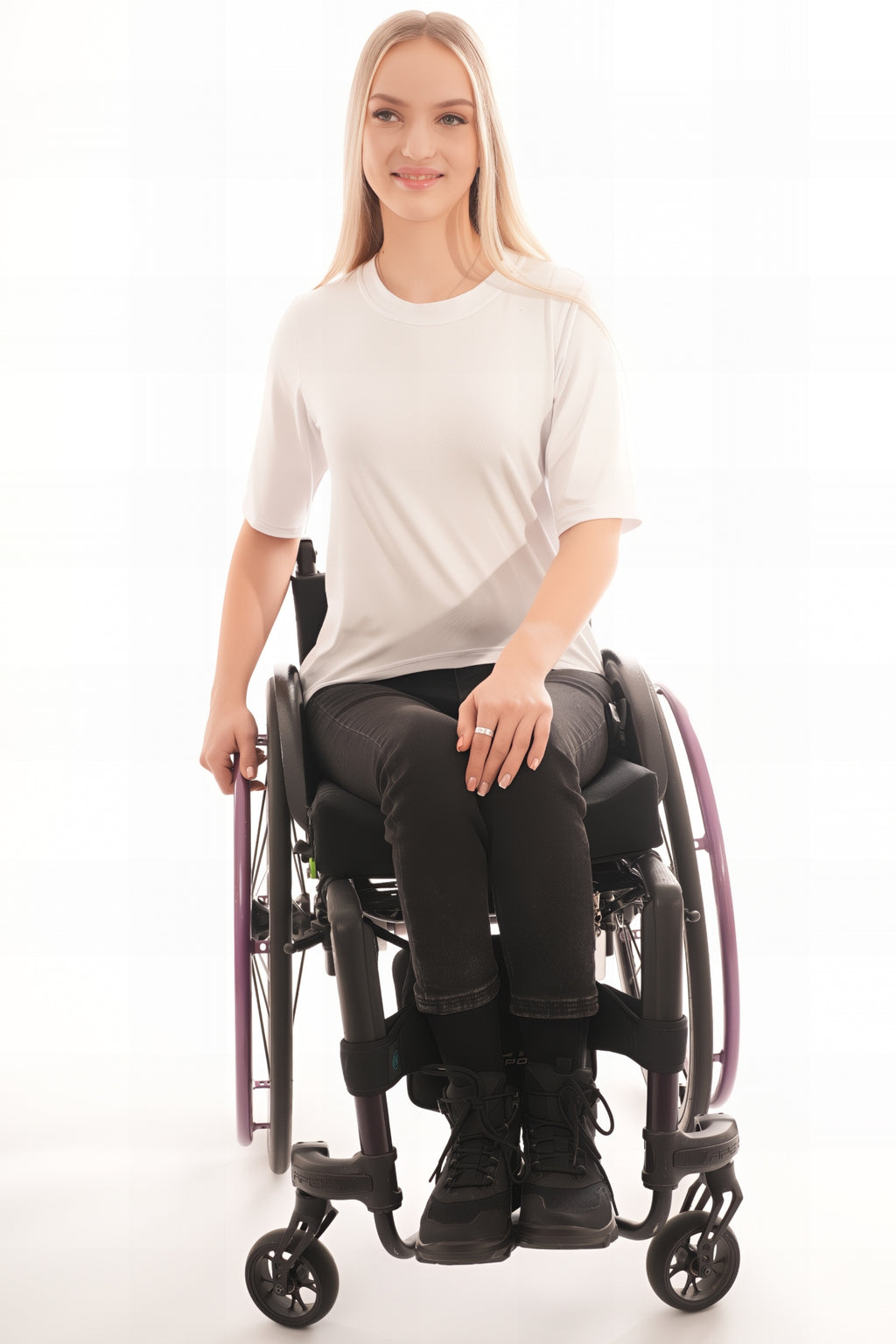 Lächeln einer Frau im Rollstuhl, die bequeme und gut sitzende adaptive Kleidung trägt. Die Kleidung von Vilber's ist speziell als Rollstuhlkleidung entworfen, um Passform und Funktion zu optimieren